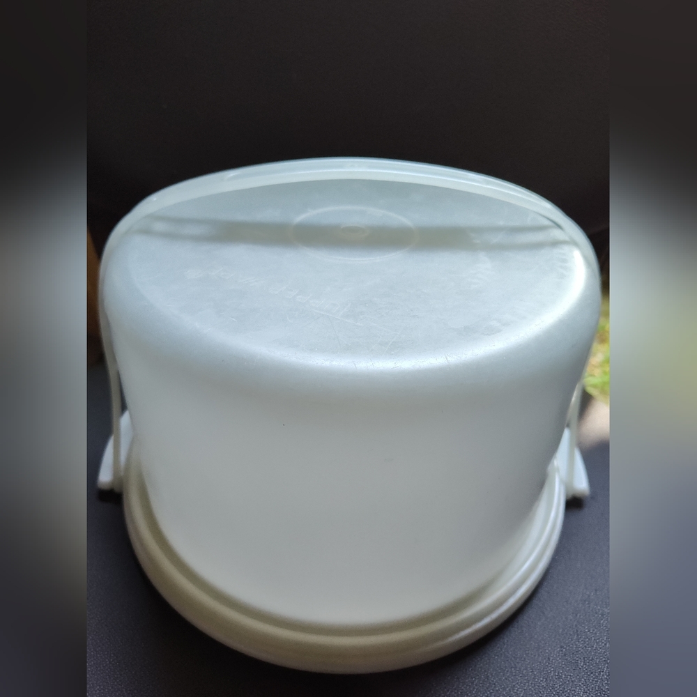 Vintage Tupperware Cake Carrier